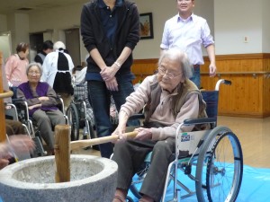 なんのまだまだ！１００歳になってもよいしょ！よいしょ！