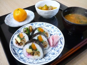 昼食は調理員さんのお手製の恵方巻きです。美味しく頂きました。