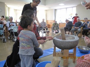 子どもも参加でみんなで餅つき