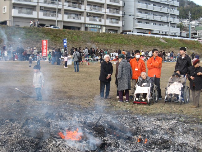 くすぶる焚き火に「あったかいね?」