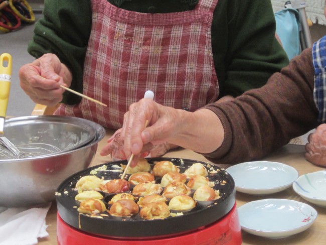 あかりではたこ焼き、デイでは鈴カス。たこ焼き機は大人気。