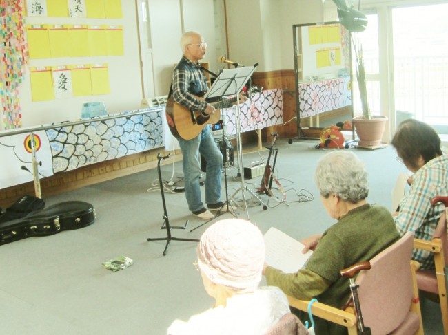 弾いて歌ってトークして。中村さんは万能ボランティアさまです。