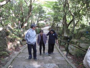 三滝寺鐘楼へと繋がる階段を登る